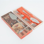AÇO INOX, conjunto para sobremesa com sete (7) itens: 1 espátula e 6 garfinhos, cabos ornados com frisos, volutas e elementos vegetalistas, acondicionados na caixa original em papel cartonado, manufatura HÉRCULES, medindo a maior peça 25 cm comprimento, ideal para presente, vide foto.