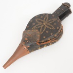 DIVERSOS, um (1) fole para acender lareira, confecção artesanal em materiais variados, madeira, cobre, couro, etc., pequenas perdas e defeitos, sinais de uso, vide foto, medindo 32 cm comprimento.