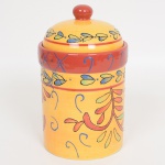 FAIANÇA, um (1) pote com tampa, para acondicionar mantimentos, singela ornamentação vegetalista pintada a mão em policromia sobre fundo amarelo, faixa na tonalidade marrom, sem marca de manufatura aparente, medindo 22,5 cm altura, sinais de uso, vide foto.