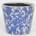 CERÂMICA, um (1) cachepô ligeiramente obcônico, esmaltação vítrea com elementos vegetalistas na tonalidade azul e branco, falhas e perdas, craquelê, medindo 14 cm diâmetro e 12 cm altura, sinais de uso, vide foto.