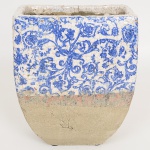 DIVERSOS, um (1) vaso, confeccionado em massa, retangular afinando para baixo, metade superior com esmaltação vítrea representando elementos vegetalistas nas tonalidades azul e branca, possui craquelê, medindo 24 cm altura, vide foto.