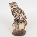 ESCULTURA, uma (1) representando coruja, confeccionada em massa ou estuque, possui falhas, tonalidade preta e branca com douração, medindo 17,5 cm altura, vide foto.