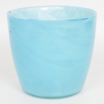 VIDRO, um (1) balde de gelo ou champanheira, tonalidade azul e branco, mesclado, selo da marca ECOGLASS, sem uso, medindo 17,5 cm diâmetro e 16 cm altura, vide foto.