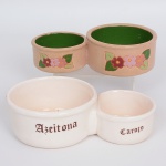 FAIANÇA E CERÂMICA, duas (2) azeitoneiras distintas, com legendas AZEITONAS/CAROÇOS, ambas sem marca de manufatura aparente, medindo em média 19 cm comprimento, usadas, vide foto.