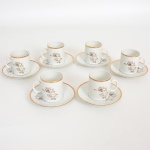 PORCELANA, seis (6) xícaras para café, ornadas com rosas em tons de cinza sobre fundo branco, arremates a ouro, manufatura RENNER (Porto Alegre, RS, fundada em 1942; em 1998 foi vendida para a Vista Alegre de Portugal; em 1999 mudou a razão social para Vista Alegre do Brasil), modelo MEDAILLON, sinais de uso, vide foto.
