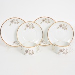PORCELANA, par (2) trios para chá (xícara, pires e prato de bolo), ornados com rosas em tons de cinza sobre fundo branco, arremates a ouro, manufatura RENNER (Porto Alegre, RS, fundada em 1942; em 1998 foi vendida para a Vista Alegre de Portugal; em 1999 mudou a razão social para Vista Alegre do Brasil), modelo MEDAILLON, sinais de uso, vide foto.