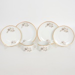 PORCELANA, par (2) trios para chá (xícara, pires e prato de bolo), ornados com rosas em tons de cinza sobre fundo branco, arremates a ouro, manufatura RENNER (Porto Alegre, RS, fundada em 1942; em 1998 foi vendida para a Vista Alegre de Portugal; em 1999 mudou a razão social para Vista Alegre do Brasil), modelo MEDAILLON, sinais de uso, vide foto.