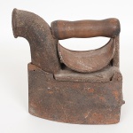 DIVERSOS, um (1) antigo ferro de passar roupa, a carvão, marca ALMEIDA  IDEAL, cabo em madeira torneada, confeccionado em ferro fundido, falta o pino para travar, sinais de uso e oxidação, medindo 20 cm, vide foto.