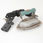 DIVERSOS, um (1) pequeno ferro de passar roupas para viagem, elétrico, marca FONAC, 120 volts, cabo em madeira torneada, acompanha trempe e fiação, usado, não testado e sem garantia, vide foto.