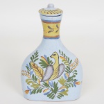 CERÂMICA PORTUGUESA, uma (1) garrafa com tampa, pintada a mão em policromia, representando pássaro e elementos vegetalistas, cópia de uma garrafa do século XVIII, pequeno trincado junto a borda, medindo 16,5 cm altura, vide foto.