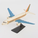 COLECIONISMO, um (1) avião miniatura, modelo TRANS BRASIL, com suporte expositor, medindo 17 cm comprimento, vide foto.