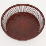 DIVERSOS, uma (1) cesta circular, confeccionada em bambu, madeira e tresse de fibra vegetal, laqueada na tonalidade marrom, traz selo da Companhia da Terra, medindo 28 cm diâmetro e 7,5 cm altura, não aparenta ter sido usada ou pouco uso, vide foto.