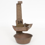 LATÃO, um (1) objeto em duas partes, utilidade ignorada, medindo 23 cm altura, confecção artesanal, singela ornamentação com flores e perolados, sinais de uso, vide foto.