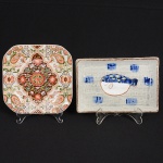 PORCELANA E/OU FAIANÇA, dois (2) itens distintos policromados: 1 covilhete, ornado com peixe baiacu, medindo 18 x 12 cm; 1 prato quadrangular com bordas chanfradas, ornado com flores em policromia, possui craquelê, marca de origem em caracteres (selo vermelho), medindo 15 x 15 cm, vide foto.