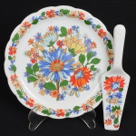 PORCELANA, conjunto com dois (2) itens: 1 prato para torta ou bolo, medindo 26 cm diâmetro e 1 espátula, medindo 25 cm comprimento, ornamentação floral policromada, marcados respectivamente INTER-AMERICAN (Los Angeles, Califórnia, USA, 1965 a 1978, empresa criada pelo Grupo Schmidt com a finalidade de distribuição da porcelana brasileira no mercado norte americano e canadense) e SCHMIDT (Pomerode, SC; Mauá, SP; Campo Largo, PR, fundada em 1945, ainda em atividade, maior fábrica de porcelana da América Latina), sinais de uso, vide foto.