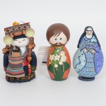 ESCULTURAS, três (3) distintas, confeccionadas em materiais variados como madeira, cabaça, tecido, etc., sendo: 1 representando mulher oriental carregando criança, medindo 12 cm altura; 1 representando São José com selo do Atelier e assinado SIMONE LEAL, medindo 11 cm altura; 1 representando santa ou Freira segurando crucifixo, medindo 11 cm altura, todos os itens com sinais de uso, vide foto.