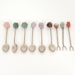 METAL PRATEADO, nove (9) talheres: 6 colheres para café e 3 garfinhos ou espetos para petiscos, cabos em torçaide, arrematados por pedras semi preciosas: ametista, ágata, quartzo, etc., medindo em media 10 cm comprimento, sinais de uso, vide foto.