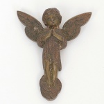 ARTE SACRA, uma (1) escultura representando anjo da guarda, confeccionada em bronze, medindo 6,5 cm altura, verso com prendedor, sinais de uso, vide foto.