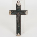 ARTE SACRA, um (1) antigo crucifixo com Cristo em bronze, cruz em madeira, ponteiras em metal prateado fixadas por cravos, medindo 12 x 6 cm, sinais de uso, vide foto.