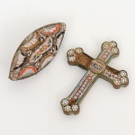 BIJUTERIAS, duas (2) antigas, confeccionadas em micro mosaico com base em metal, possivelmente italianas, possuem perdas e falhas, sendo: 1 cruz, medindo 4,5 x 3,5 cm; 1 broche tipo naveta, medindo 4 cm, ambas com sinais de uso, vide foto.