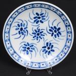 PORCELANA, um (1) prato fundo, pintado a mão na técnica blue and white, representando flores, medindo 23,5 cm diâmetro, manufatura MONTE SIÃO (fundada em Minas Gerais no ano de 1959 ainda em atividade), sinais de uso, vide foto.