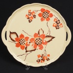 FAIANÇA, um (1) prato para torta ou bolo, ornamentação floral policromada sobre fundo amarelo, bicado na borda, marca ALPETE, medindo 31 cm diâmetro, sinais de uso, vide foto.