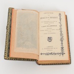 ARTE SACRA, um (1) antigo missal IMITATION DE JESUS-CHRIST, Limoges, J. Depelley & Cie. Editeurs, traz marca possessória datada de 17/5/1922, capa dura, 544 páginas, sinais de uso, vide foto.