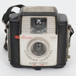FOTOGRAFIA, uma (1) antiga câmera fotográfica da marca KODAK, modelo BROWNIE  STARLET CAMERA, usada, não testada e sem garantia, vide foto.