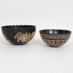 ARTESANATO, duas (2) cuias distintas, confeccionadas com fruto da Cuieira (crecentia cujete), uma com ornamentação vegetalista e outra com ornamentação geometrizada e com selo da AIRA (Associação das Artesãs Ribeirinhas de Santarém, Comunidade Cidonço, medindo a maior delas 17,5 cm diâmetro, vide foto.
