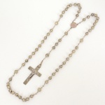 PRATA PORTUGUESA SACRA, um (1) terço com aparição de Nossa Senhora de Fátima, contrastado Águia 833 e marca de ourives, medindo 40 cm, peso aproximado 15 gr., sinais de uso, vide foto.