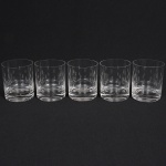 VIDRO, cinco (5) copos para whisky, cilíndricos, incolores e translúcidos, bojo lapidado em gotas, medindo 9 cm altura e 8 cm diâmetro, sinais de uso, vide foto.