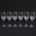 CRISTAL, seis (6) taças de pé alto para vinho, incolores e translúcidas, bojudas com fuste quase cilíndrico e base em bolacha, medindo 21,5 cm altura, sinais de uso, vide foto.