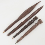 DIVERSOS, quatro (4) itens souvenires da Bahia, maioria confeccionados em jacarandá: 1 espátula entalhada com figa tradicional (onde o polegar se encontra entre os dedos indicador e médio, segundo o nosso sincretismo religioso, baseado no catolicismo herdado dos nossos avós portugueses misturado com os mistérios, cismas e crendices, trazidas no bojo dos navios negreiros, simboliza a reprodução e anula as influencias negativas); 1 caneta entalhada em folha (madeira não identificada); 2 canetas entalhadas em figa tradicional, medindo a maior peça 23,5 cm comprimento, sinais de uso, vide foto.