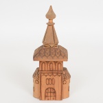 ARTE POPULAR RUSSA, uma (1) escultura entalhada em madeira, representando igreja, traz selo de origem a base, medindo 15 cm altura, vide foto.