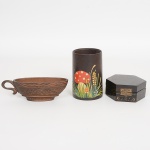DIVERSOS, três (3) itens confeccionados em madeira: 1 porta lápis com pintura vegetalista policromada, medindo 10 cm altura; 1 taça para libação, entalhada com motivos vegetalistas, medindo 14,5 cm comprimento; 1 caixa hexagonal com tampa, abertura basculante, fecho e dobradiça em metal, medindo 8,5 cm diâmetro, todos com sinais de uso, vide foto.