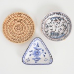 FAIANÇA PORTUGUESA, três (3) miniaturas: 1 prato triangular pintado a mão em florais na técnica blue and white, baseado em peça do século XVIII; 1 travessa com pintura floral policromada, baseada em peça do século XVII; 1 prato ornado com flores na tonalidade marrom sobre fundo amarelo, marca de origem e assinatura MANUELA, medindo a maior peça 8 cm diâmetro, vide foto.
