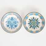ÁGATA, dois (2) bowls miniaturas com esmaltação floral policromada, marca ARTA, Made in Áustria, medindo 6 cm diâmetro, sinais de uso, vide foto.