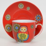 PORCELANA, uma (1) xícara de chá, ornamentação policromada inspirada na tradicional boneca Russa Matrioska, ideal para coleção de cristaleira, vide foto.