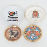 PORCELANA E FAIANÇA, quatro (4) itens: 1 porta copos, ornamentação policromada com queijos e vinhos, arremates a ouro, atelier BIA, medindo 8,5 cm diâmetro; 1 pires sem a xícara, comemorativo ao IV Centenário da Cidade de São Paulo, policromado e com arremates a ouro, medindo 11 cm diâmetro; 1 prato com ornamentação policromada, inspirado em obra de MIRÓ, Made in Spain, medindo 12 cm diâmetro; 1 prato com ornamentação floral policromada, generosos arremates a ouro, quebrado e colado, marca CEARCO, Made in Spain, pintado a mão, medindo 9 cm diâmetro, vide foto.
