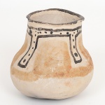 ARTE INDÍGENA, um (1) vaso, em cerâmica, com característica mitológica RITXÒKÒ, arte e ofício, modelado e pintada pelas mulheres da tribo do povo KARAJÁ, localizados na região central do Brasil as margens do Rio Araguaia, Planalto Central e Serra do Caiapó, medindo 8,5 cm altura, vide foto.