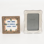 DIVERSOS, dois (2) itens distintos: 1 azulejo com pintura floral policromada e a legenda POR BEM A NOSSA CASA VEM, moldura em madeira relevada em flores, medindo 7,5 x 7,5 cm; 1 porta-retratos com moldura em metal prateado, envidraçado, falta o suporte expositor na parte de traz, medindo 7,5 x 9,5 cm, vide foto.