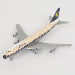COLECIONISMO, uma (1) miniatura do Avião BOEING 747 da LUFTHANSA, Made in Germany, medindo 12 cm comprimento, falhas na esmaltação, vide foto.