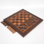 DIVERSOS, um (1) antigo tabuleiro de dama dobrável, confeccionado em madeira com marchetaria geometrizada, completo com 24 pedras, acompanham mais 23 pedras avulsas de tamanho menor, medindo fechado 44 x 22 cm, vide foto.