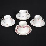 PORCELANA, quatro (4) xícaras para café, ornadas com flores e morangos em policromia sobre fundo branco, um deles com arremates em frisos dourados, sendo: 1 marcada EPIAG  Czechoslovakia e 3 marcadas RENNER, todas com sinais de uso, vide foto.