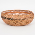 DIVERSOS, uma (1) cesta circular, confeccionada em tresse de bambu, medindo 20 cm diâmetro e 7,5 cm altura, sinais de uso, vide foto.