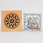 AZULEJOS, dois (2) distintos: 1 pintado a mão em policromia, representando pássaros, lago e flores, Made in Portugal, marca CERES  Coimbra, medindo 11 x 11 cm; 1 antigo, ornado em flor e geométricos, tipo mandala, monocromático, medindo 12,5 x 12,5 cm, vide foto.
