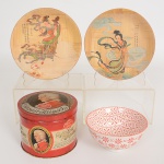 DIVERSOS, quatro (4) itens: 1 lata vazia MOZART KUGELN, Made in Germany; 1 tigela em porcelana, ornamentação floral monocromática, sem marca de manufatura aparente; 2 pratos confeccionados em bambu prensados, ornados com litos policromadas representando lendas chinesas, medindo 16 cm diâmetro, todos os itens com sinais de uso, vide foto.