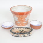 CERÂMICA, quatro (4) itens distintos: 1 vaso obcônico, ornamentação floral policromada, medindo 15,5 cm diâmetro e 12 cm altura; 1 travessa pequena oval, ornamentação floral policromada, origem Algarve, Portugal, medindo 14 x 8 x 3 cm; 2 pequenos bowls distintos com singela ornamentação floral em tons de azul sobre fundo branco, possui craquelê, origem Óbidos, Portugal, todos com sinais de uso, vide foto.