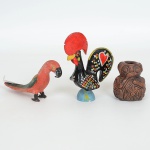 DIVERSOS, três (3) itens distintos: 1 escultura representando arara vermelha, confeccionada em madeira e policromada, traz etiqueta do Artesão Darlindo Oliveira, medindo 14 cm comprimento; 1 galo de Barcelos, confeccionado em massa ou cerâmica policromada, medindo 12 cm altura; 1 pequeno vaso figurativo antropomorfo de Marajó, assinado Ailson, medindo 6 cm altura, vide foto.