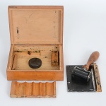 DIVERSOS, um (1) rolo para marcar a digital, acondicionado na caixa original em madeira, selo da Papelaria Brasil, Rua da Quitanda 89, RJ, sinais de uso, vide foto.